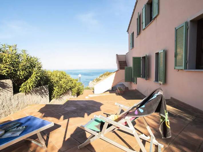 Rustico per 4 persone, con terrazza sull' Isola d'Elba