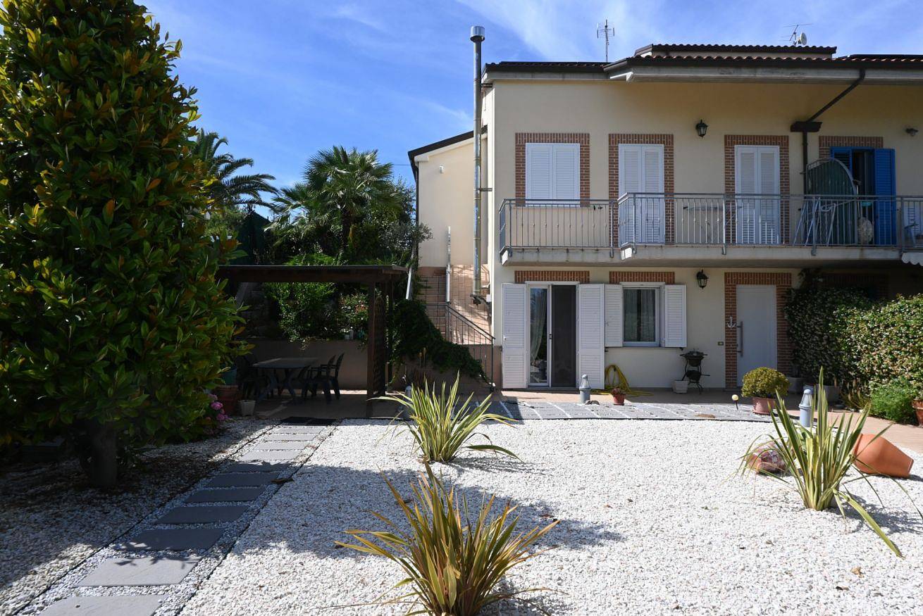Appartamento intero, P099- Porto Recanati, elegante porzione di villa con giardino in Loreto, Provincia di Ancona
