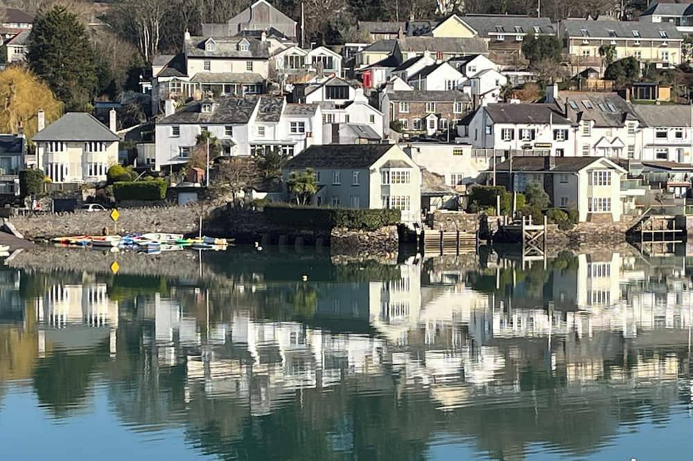 Beautiful 1 bed cottage with courtyard garden a stones throw from the river in Newton and Noss, South Devon