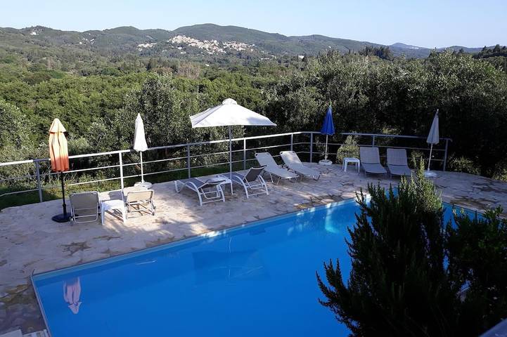 Holiday home for 18 people, with garden in Corfu