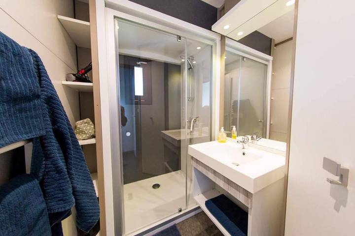 Camping pour 4 personnes, avec jacuzzi ainsi que jardin et piscine à Ruoms - 4