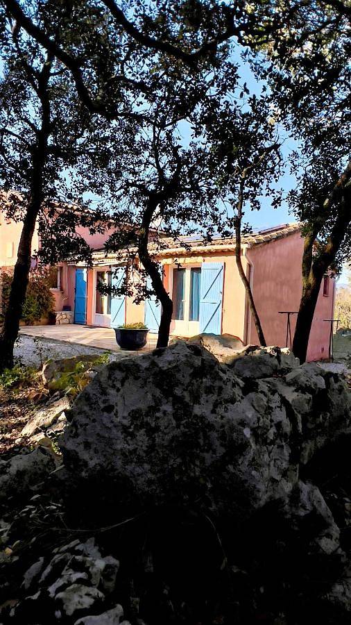 Gîte pour 6 personnes, avec jacuzzi ainsi que piscine et jardin à Néoules