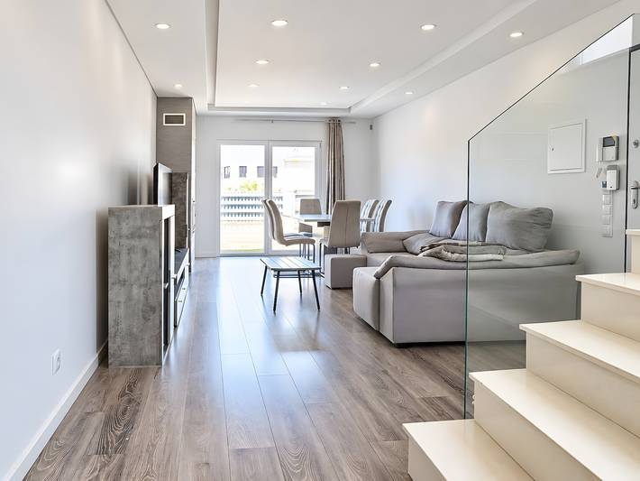 Spacious 4-Bedroom Villa in Fernão Ferro with Private Terrace, Wi-Fi & Air Conditioning in Fernão Ferro, Setúbal Peninsula