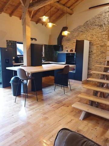 Gîte pour 9 personnes, avec terrasse dans Saleich