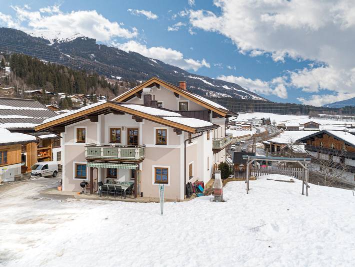 Ferienhaus für 18 Personen, mit Balkon und Terrasse sowie Garten und Pool in Neukirchen am Großvenediger