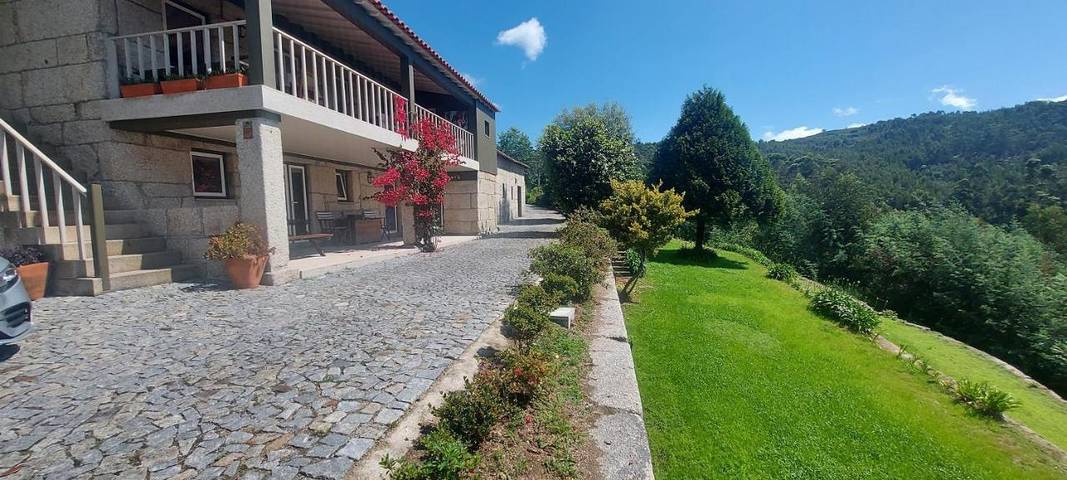 Location de vacances pour 3 personnes, avec piscine ainsi que vue et jardin dans Briteiros - 3