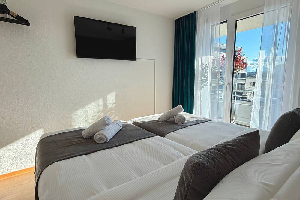 Ganze Wohnung, Big City Apartment, Balcony, 3 Br, 1 Lot, Main Stn in Böblingen, Landkreis Böblingen