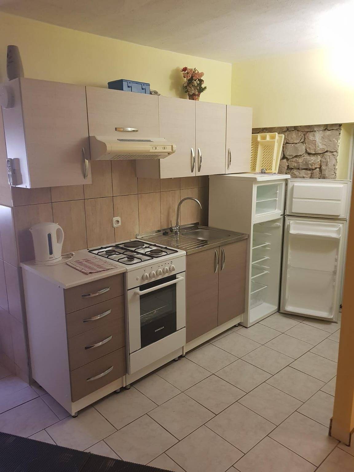 Ganze Ferienwohnung, App in Erdgeschoss Meerblick Terasse etage ober in Karlobag, Naturpark Velebit