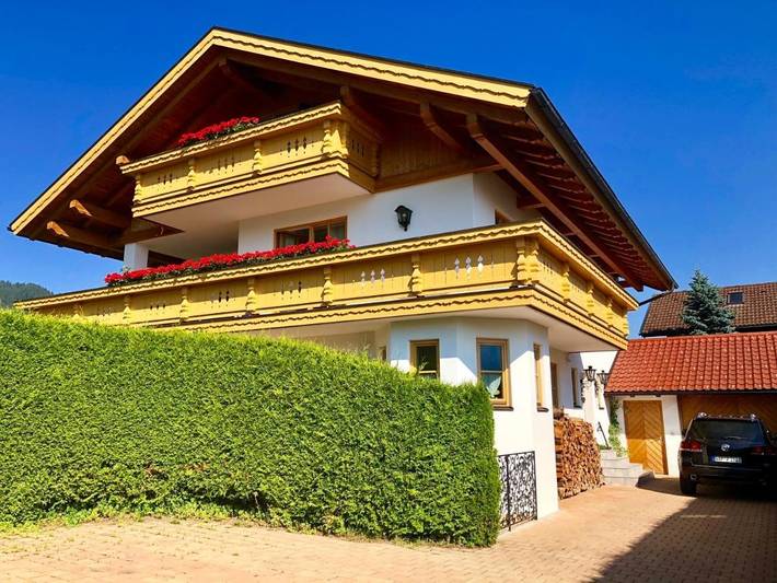 Ferienwohnung für 13 Personen, mit Balkon und Terrasse sowie Ausblick in Unterammergau