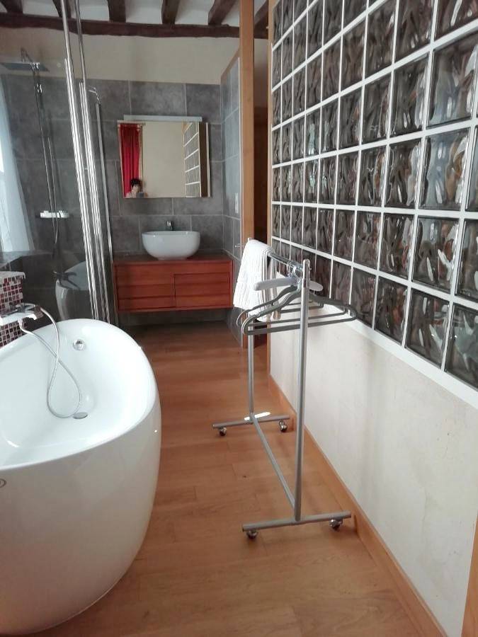Location de vacances pour 2 personnes, avec terrasse et jardin à Maresché - 2