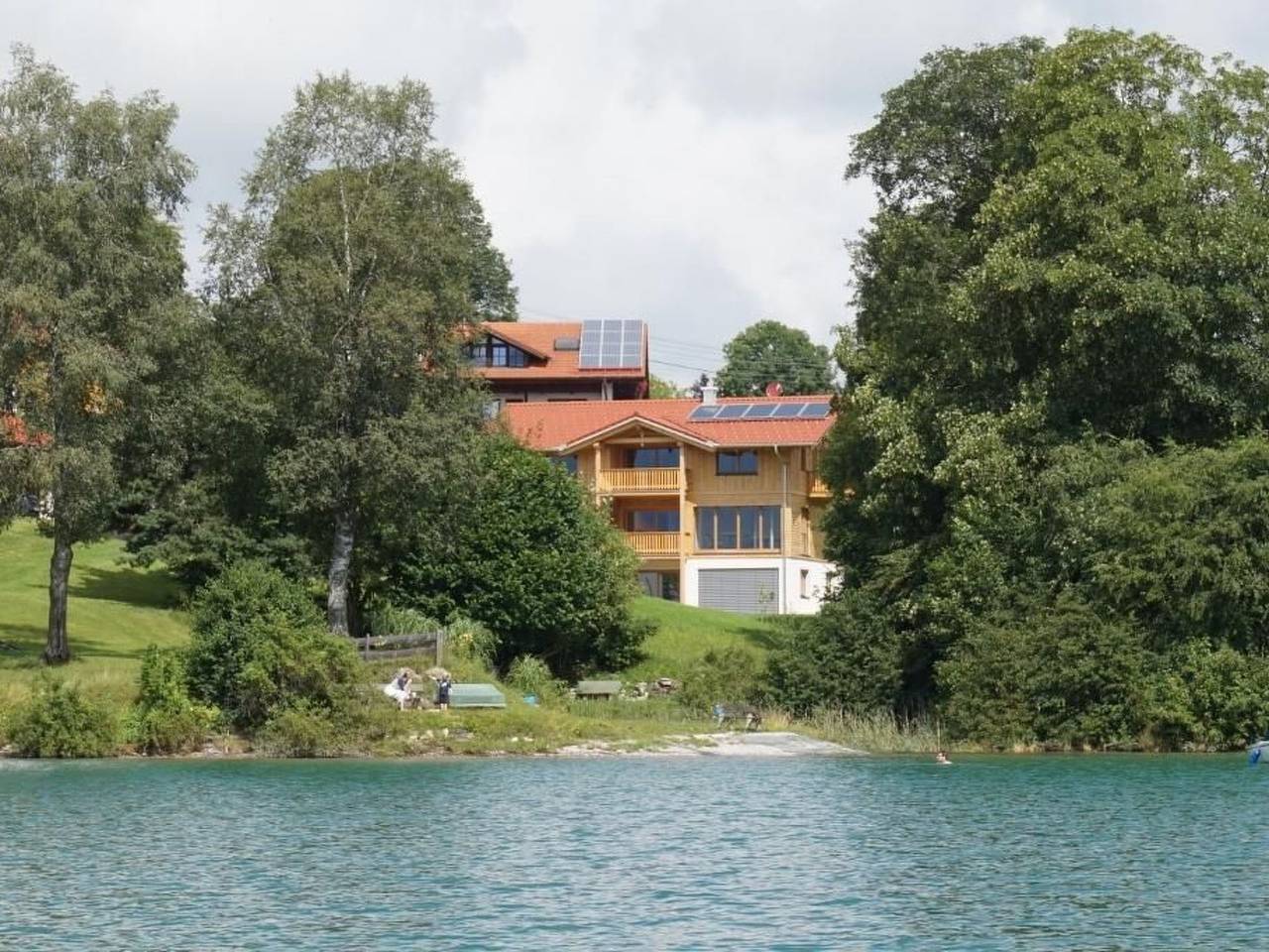 Landgut mit Blick auf das Wasser in Rieden, Bayerisch Schwaben