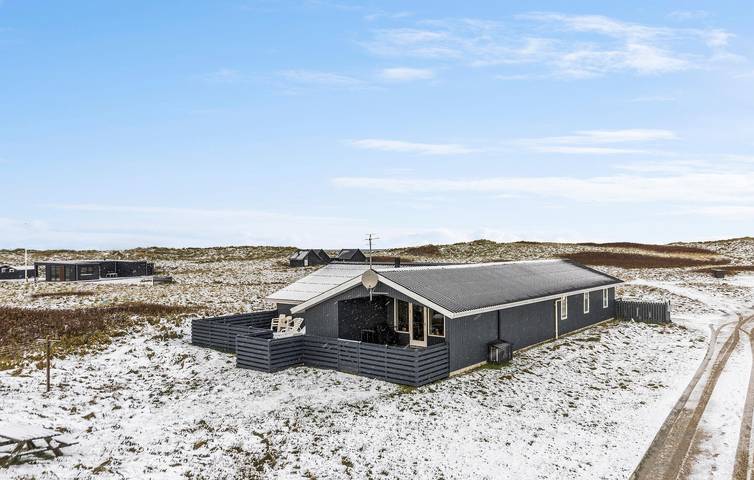 Ferienhaus für 10 Personen, mit Terrasse und Whirlpool sowie Pool und Sauna in Klitmøller