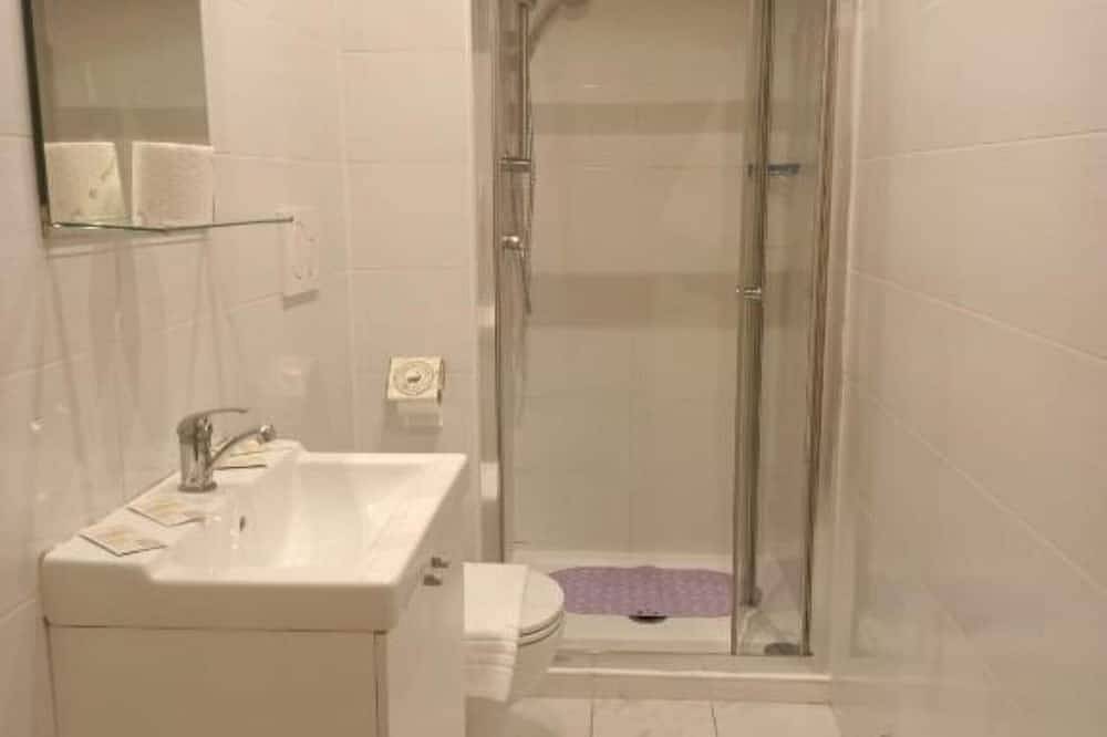 Appartamento intero, Camera Orchidea - Tripla con Giardino Condiviso, Wi-Fi e Aria Condizionata in Prato, Provincia di Prato