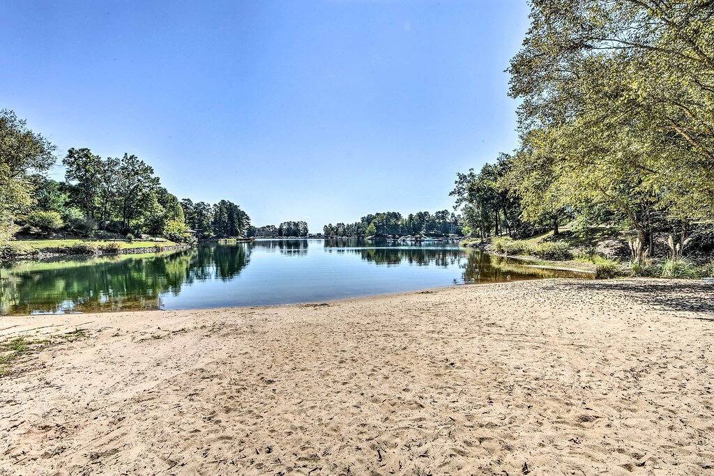 Ganze Wohnung, Neu! Lake Keowee Condo w / Ansichten + Pools + Marina! in Lake Keowee