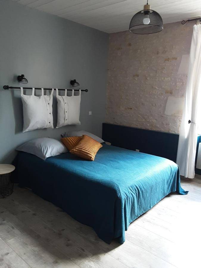 Cottage pour 2 personnes, avec vue ainsi que terrasse et jardin à Thaims