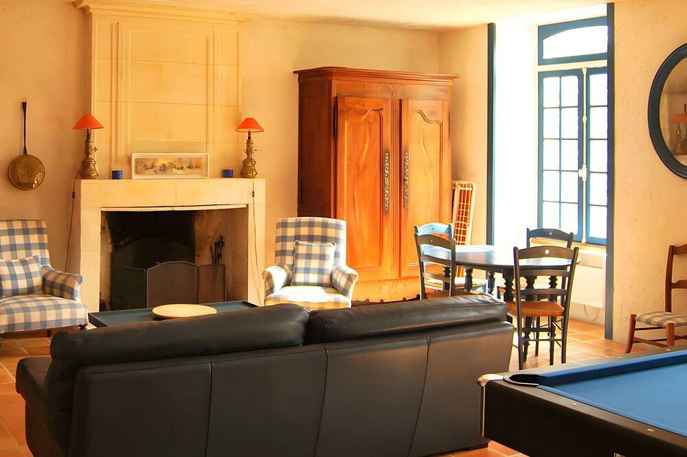 Guest Room “Chambre Geluck” with Shared Pool, Communal Terrace and Wi-Fi in Chenac-Saint-Seurin-d'Uzet, Saintes region