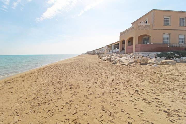 Villa voor 13 personen, with Balkon and Terras as well as Tuin and Uitzicht in Guardamar del Segura