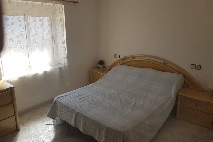 Spacious townhouse with roof terrace and amazing views over old town. Sleeps 6. in Oliva, Costa de Valencia