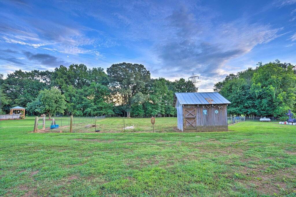 Ganze Wohnung, Country-Chic Studio w/ Pool + Stable Access! in Union County (NC)
