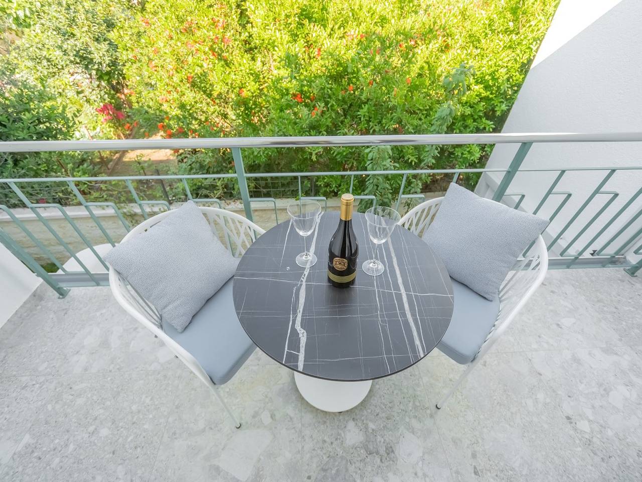 Geheel appartement, Vila Gina  - lux apartments with pool in Šušanj, Montenegro Coast