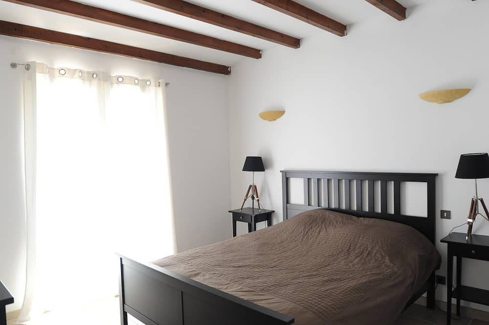 Family house with swimming pool 6 bedrooms near Avignon in Pujaut, Nimes region