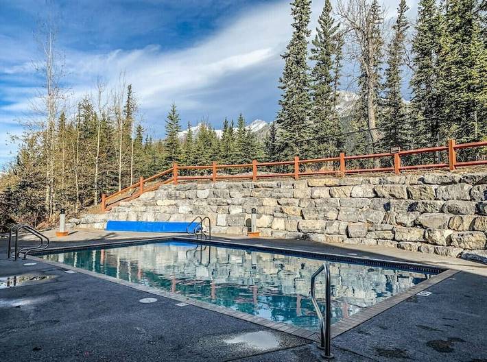 Gîte pour 8 personnes, avec jacuzzi ainsi que piscine et balcon à Canmore