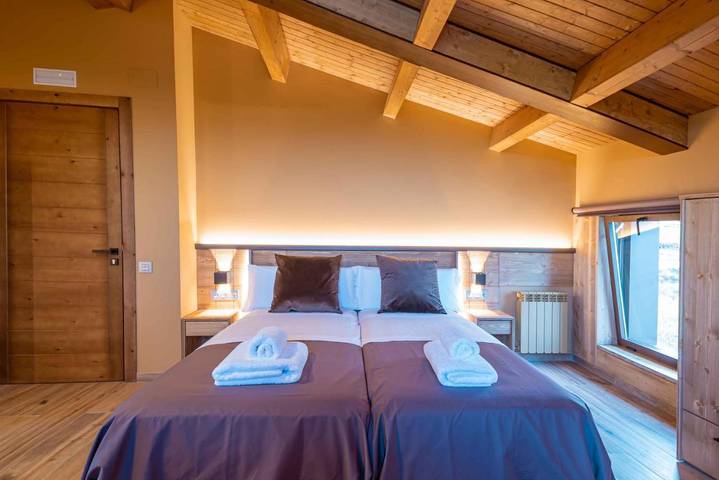 Chalet para 25 personas, con vistas además de jardín y piscina en Provincia de Barcelona - 2