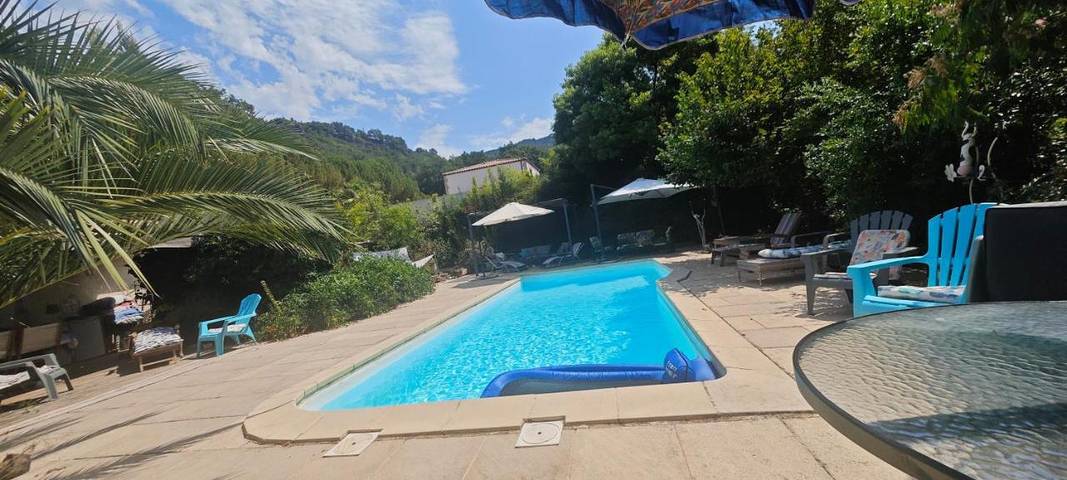 Gîte pour 2 personnes, avec Terrasse et Jardin ainsi que Piscine et Vue à Saint-Privat