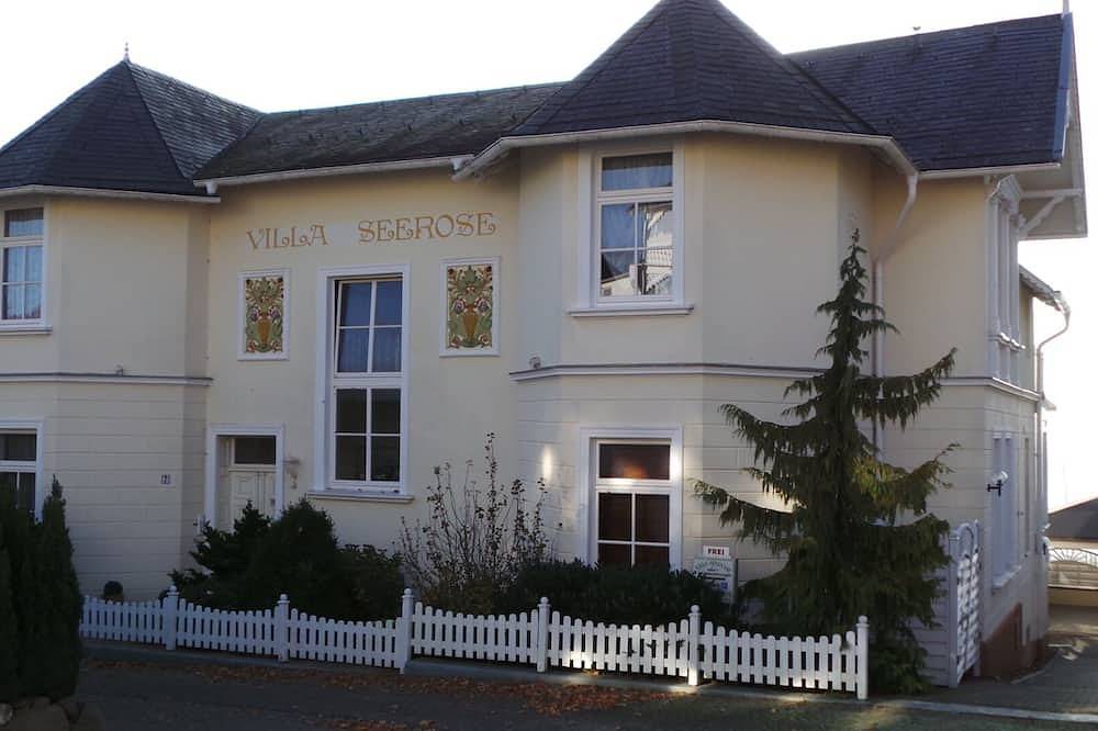 Entire apartment, Apartment with stunning sea views directly above the beach promenade in Sassnitz, Jasmund National Park