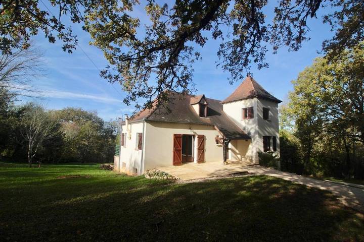 Location de vacances pour 8 personnes, avec Balcon et Terrasse ainsi que Jardin et Vue à Dégagnac