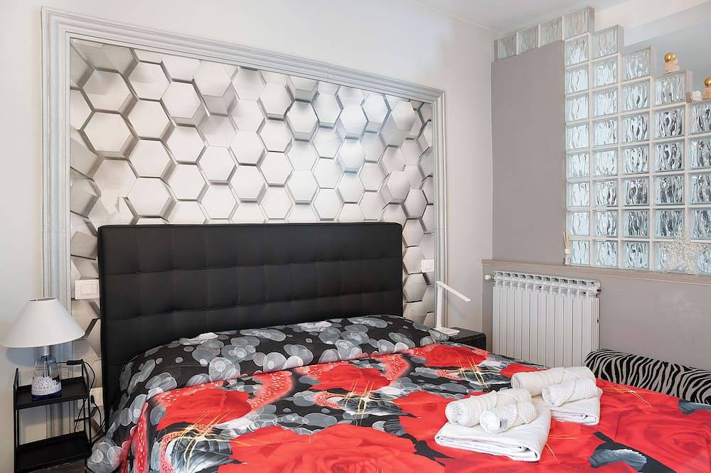 Entire apartment, Apartment 'Incantevole Loft Red Passion' with Balcony, Wi-Fi and Air Conditioning in Mondovì, Cuneo Province