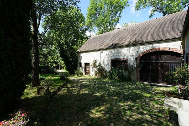 Gîte pour 15 personnes, avec terrasse ainsi que piscine et jardin