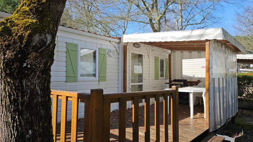 Camping pour 4 personnes, avec jacuzzi et piscine ainsi que jardin et terrasse