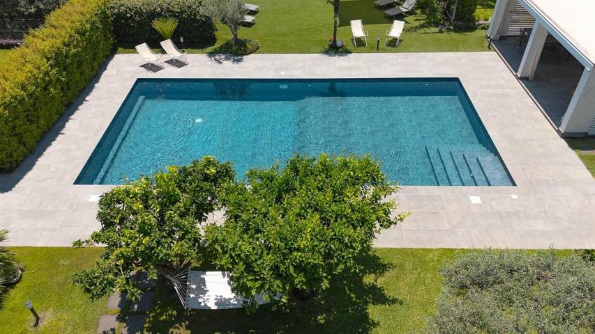 Ferienwohnung für 2 Personen, mit Terrasse und Garten sowie Pool und Ausblick