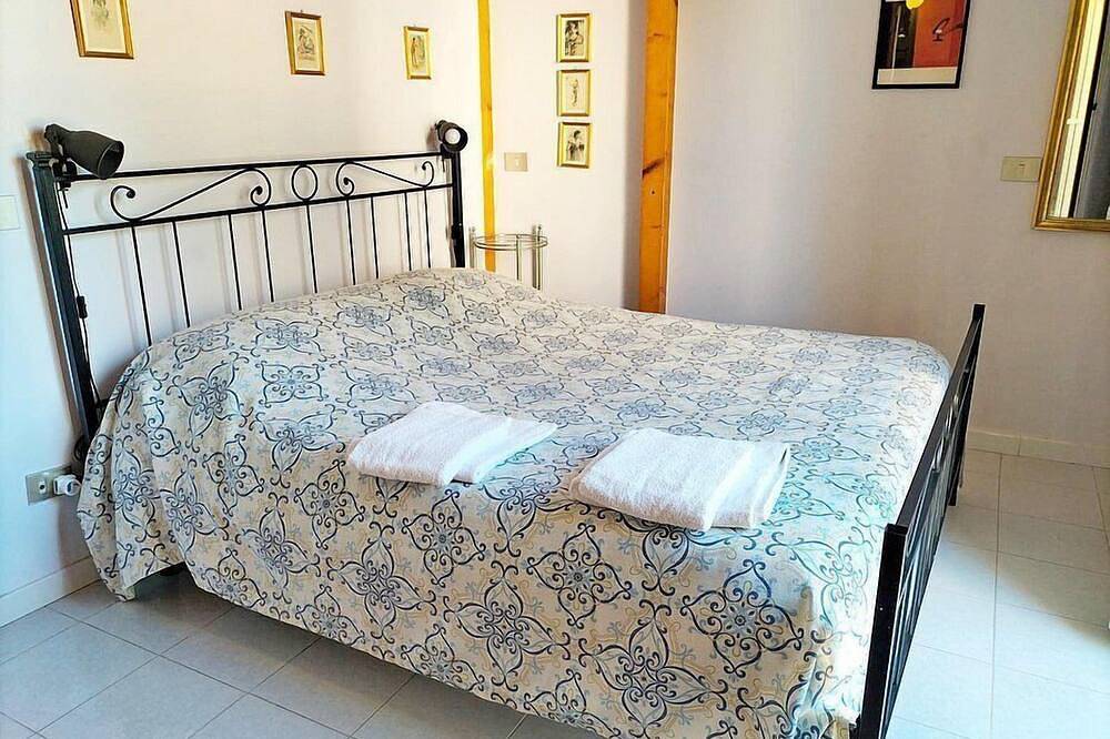 Appartement entier, Casa Velunia: A welcoming two-story apartment situated in a central location, at a short distance from the shores of Lake Bracciano, with Free Wi-Fi. in Bracciano, Lac de Bracciano