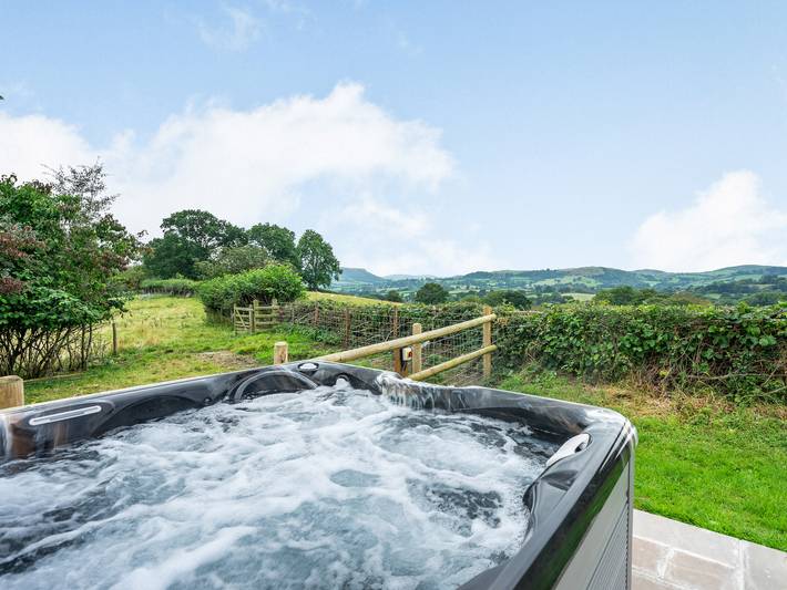 Log cabin for 6 people, with garden in Powys
