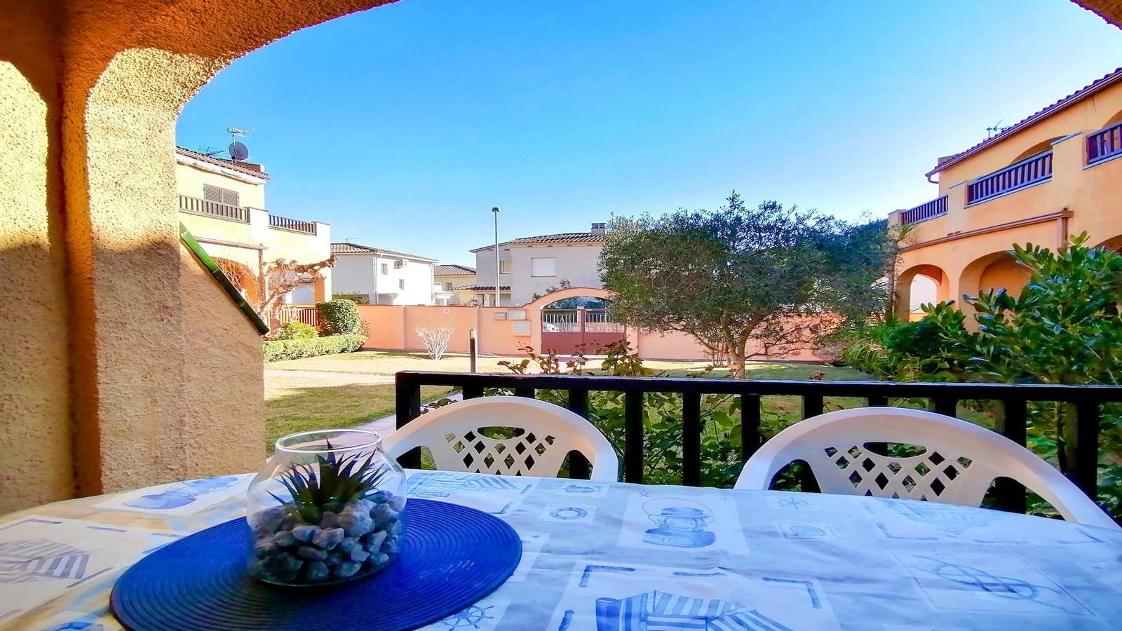 Appartement de vacances entier, Appartament Ibiza: Rdc ,Terrasse , Piscine , in L'Escala, Haut-Ampurdan