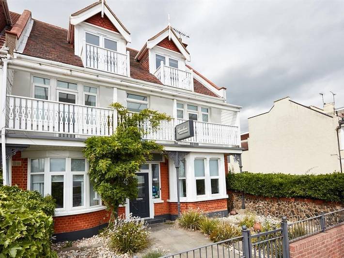 Bed and breakfast for 2 people, with Balcony and Terrace as well as Garden and View in Southend-on-Sea