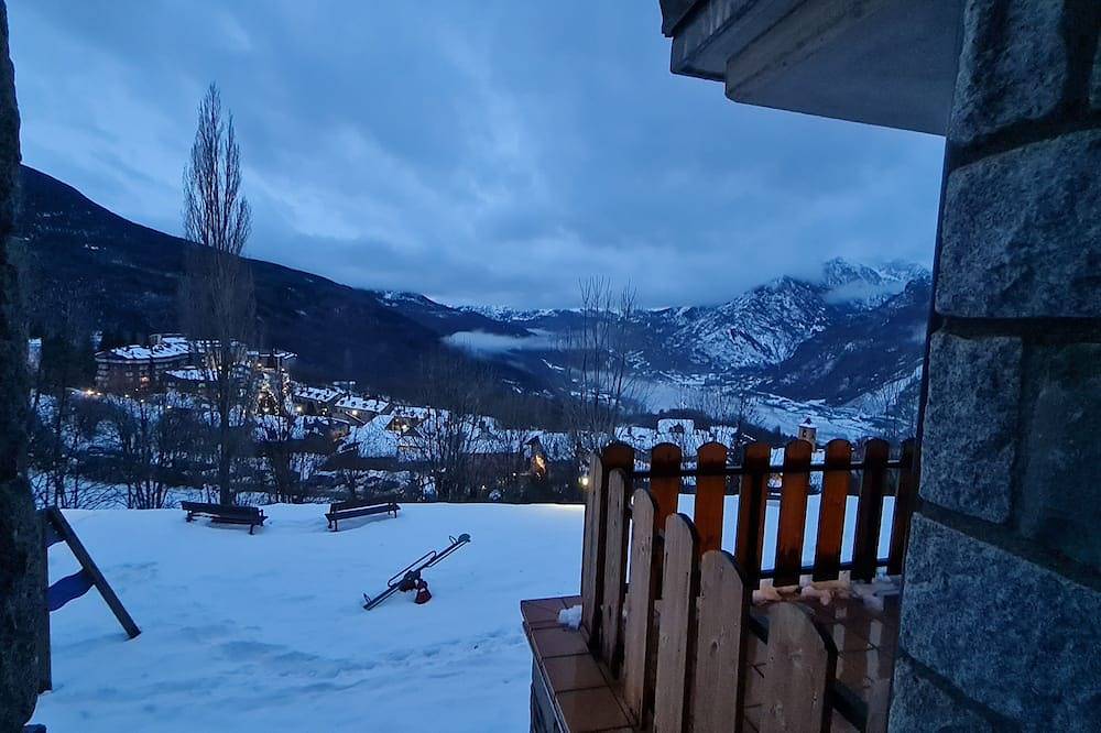 Entire apartment, Tuhogarencerler apartment with views and sun in Cerler, Benasque