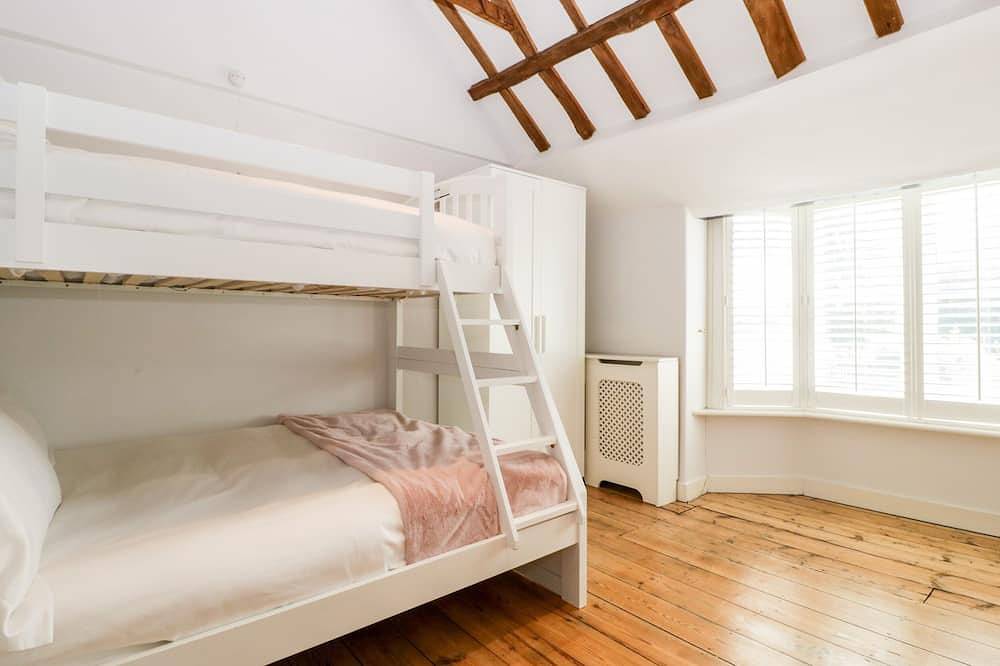 Oakapple Cottage, pet friendly, luxury holiday cottage in Lyndhurst in Lyndhurst, Hampshire