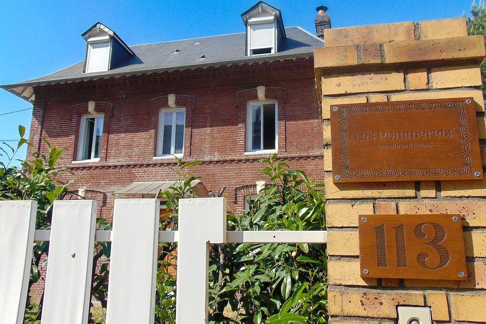 Guestroom in Petit-Couronne, Région de Rouen