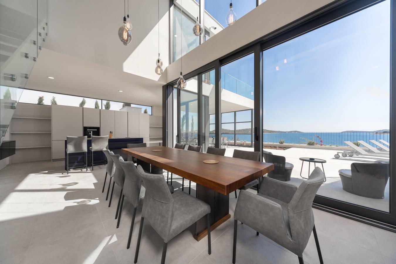 Villa Venus - atemberaubende Strandvilla mit Pool und Sauna für zehn Gäste in Rogoznica, Šibenik-Knin