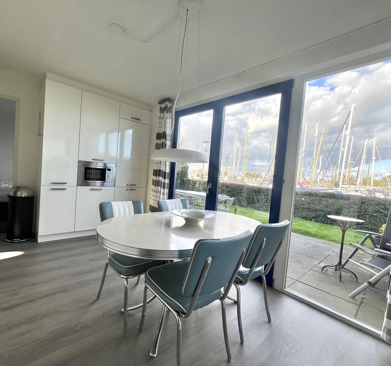 6 Erw Gut ausgestattetes Ferienhaus am Ufer des Jachthafens in Oostmahorn, Dongeradeel