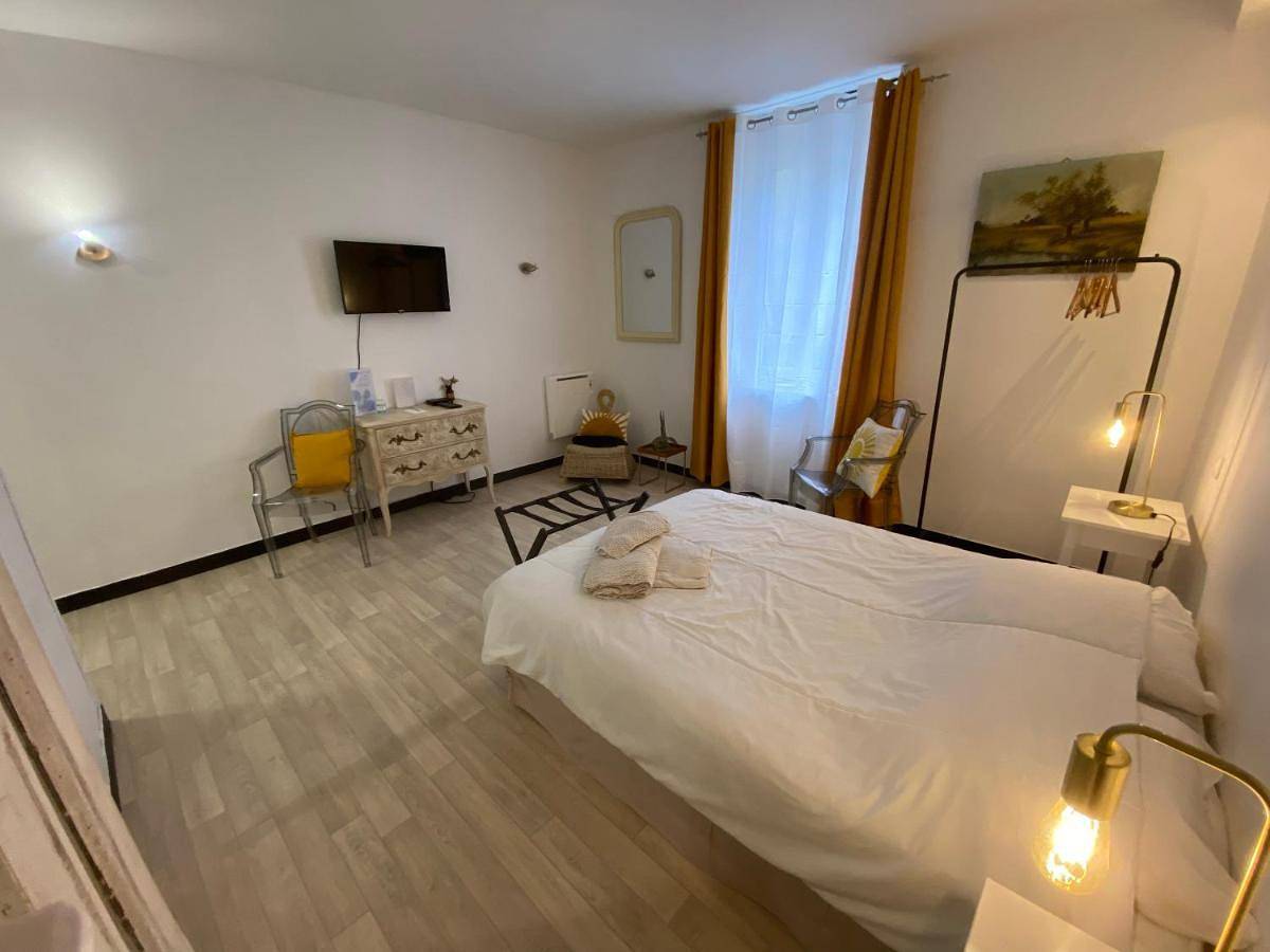 Double Room with Private Bathroom in Argenton-sur-Creuse, Région de Châteauroux