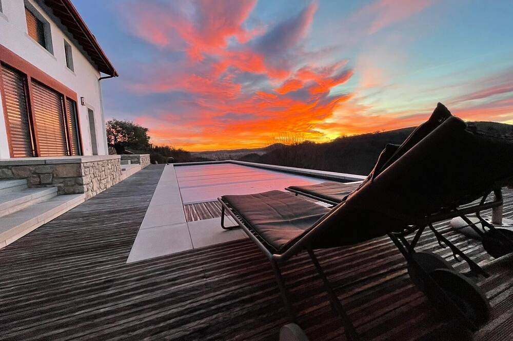 Entire apartment, Spacious Baïgura studio, mountain views, direct access to pool & spa in Hasparren, Bayonne region