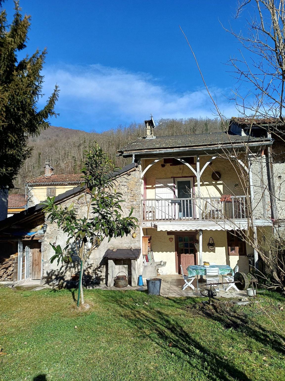 Typisches Berghaus mit Aussicht, privater Terrasse und Garten in Ercé in Ercé, Parc naturel régional des Pyrénées ariégeoises