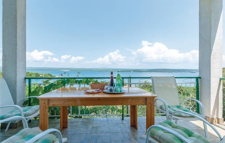Ganze Ferienwohnung, Gemütliche 1-Zimmer-Wohnung mit Terrasse in der Nähe des Flusses Krka und des Prokljan-Sees in Raslina, Šibenik-Knin