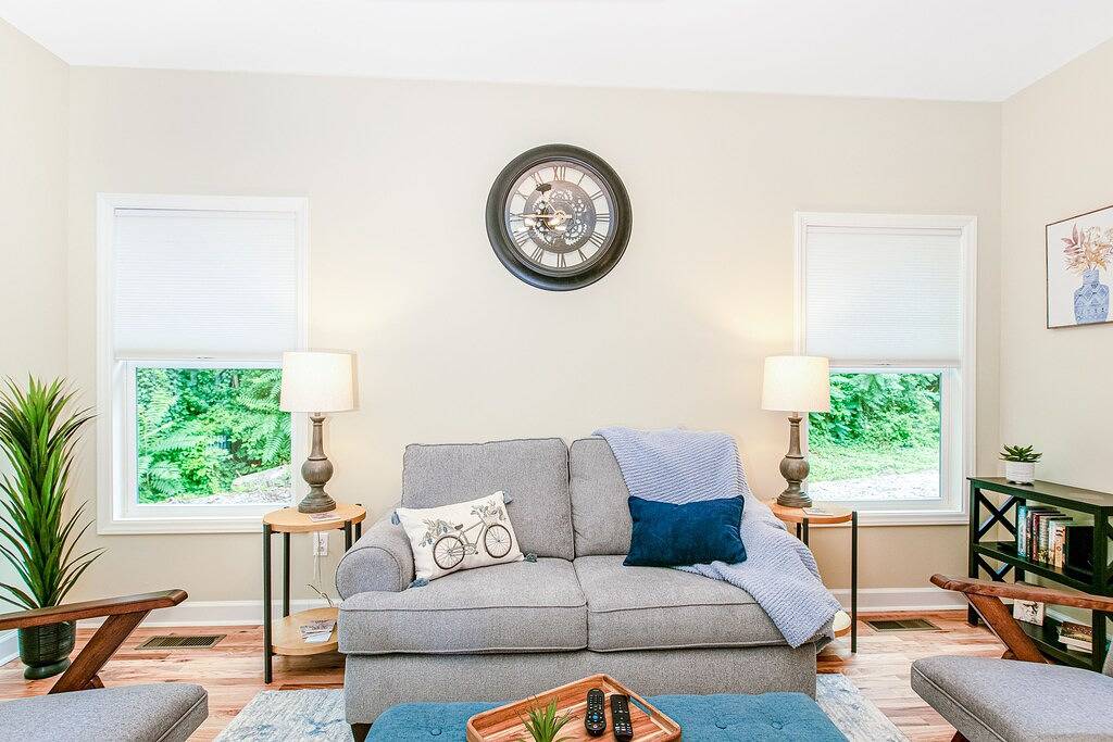 All-new cottage with deck, grill, & washer/dryer - near downtown & Rail Trail in Hendersonville, Henderson County (NC)