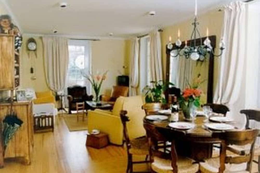 Vichy - Muy Feliz Cómodo hogar en el verdadero pueblo de montaña 25kmsvich in Saint-Rémy-sur-Durolle, Parque Natural Regional Livradois-Forez