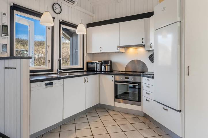 Beach-close holiday home for 10 guests with sauna and whirlpool in Bjerregard, Holmsland Klit